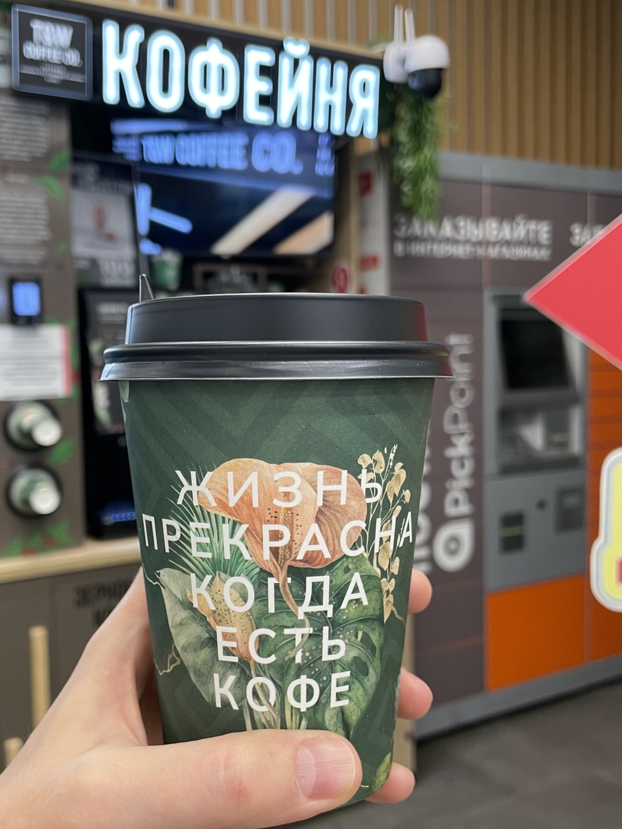 На первом этаже, вместе с банкоматами стоит