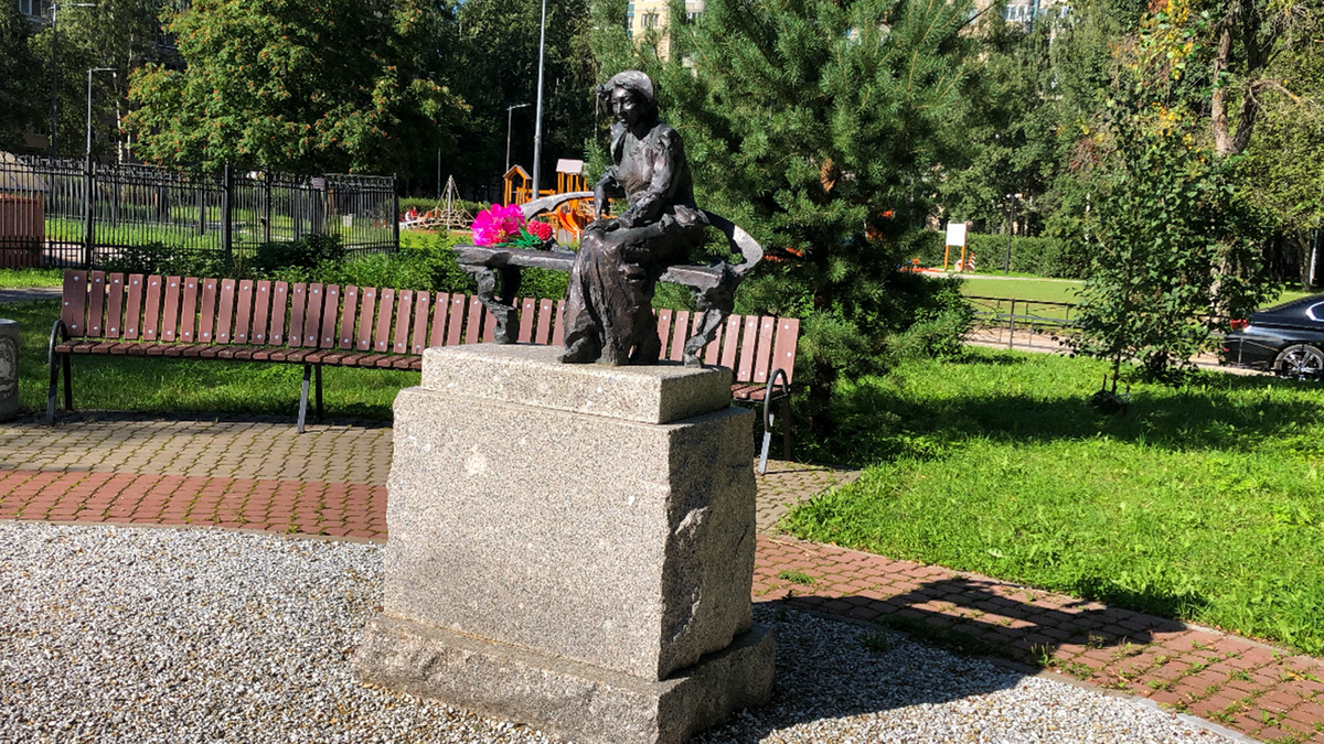 2024 г. Санкт-Петербург. Памятник Фаине Раневской. Фото автора