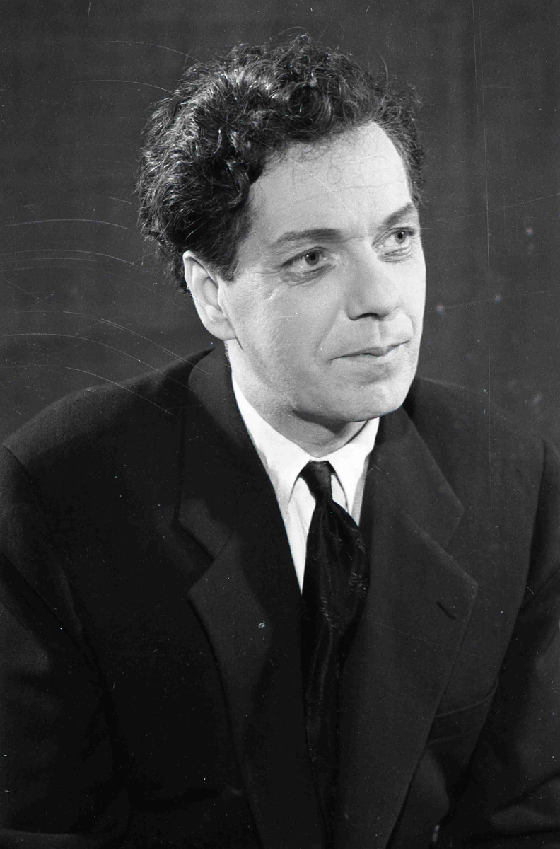 В роли учителя Мирою в спектакле "Безымянная звезда", 1957 г.