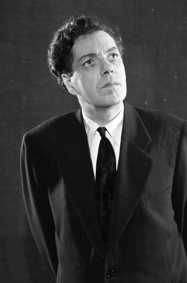 В роли учителя Мирою в спектакле "Безымянная звезда", 1957 г. 