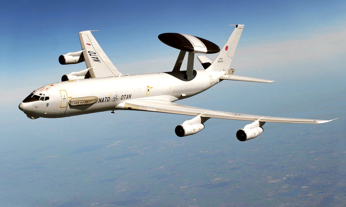 А ещё четырёхдвигательный Boeing E-3 Sentry оставляет дикий углеводородный след. Куда смотрит Гинпис и его более радикальные последователи. Фото OTAN