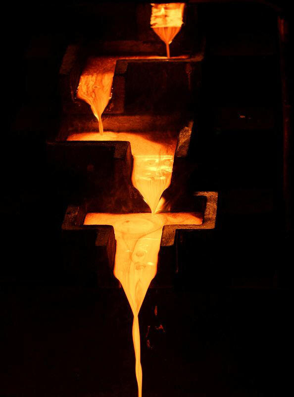 Аффинированное золото заливают в формы для изготовления золотых слитков на южноафриканском руднике Gold Fields South Deep в Вестонарии, в 45 километрах к юго-западу от Йоханнесбурга, Южная Африка, 9 марта 2017 года.  