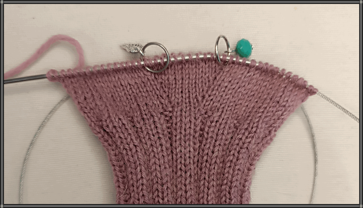 Задняя часть носка, выделяем три средние петли. Для того чтобы получилась красивая пятка следуйте указаниям как правильно сделать накиды с правой и с левой стороны и как провязать их в следующем ряду всё найдёте в видео.