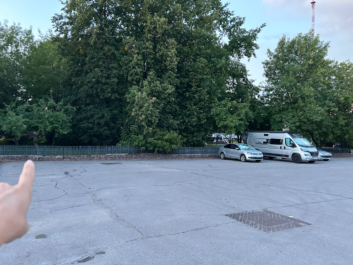 Показываю Дане, куда можно перепарковаться 