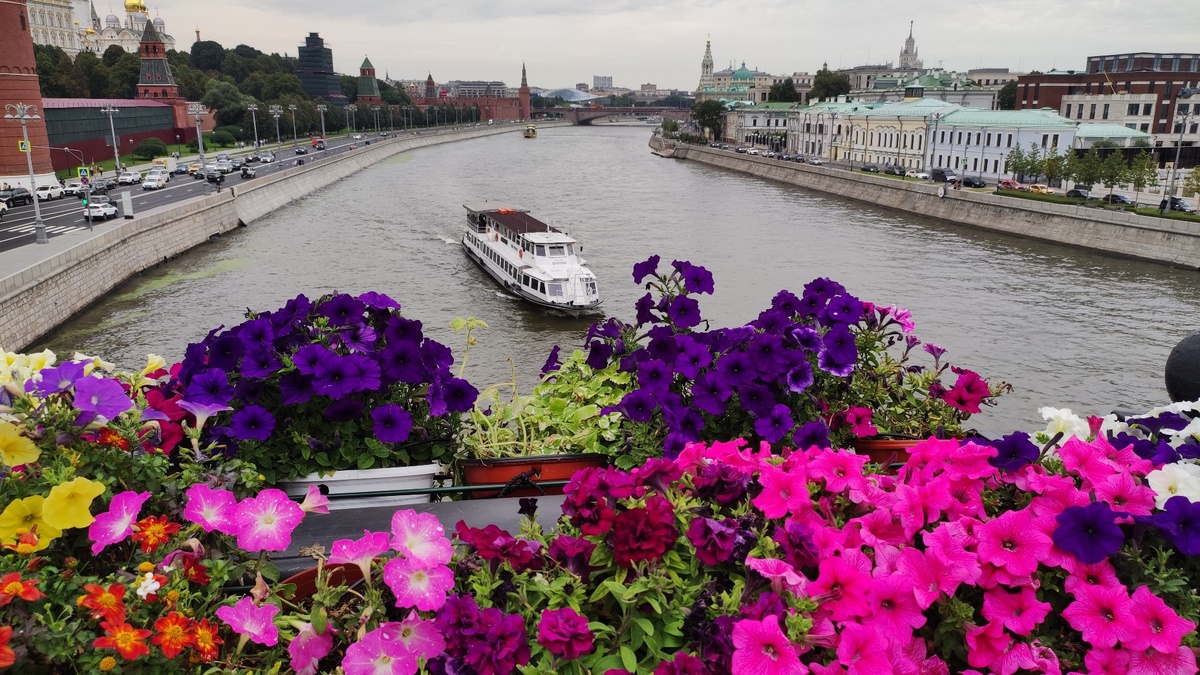 Вечереет. Вид с Большого каменного моста.