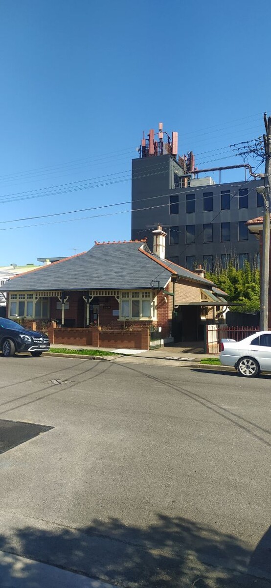 Стою в тени, фотографирую очередной домик в Сиднее.