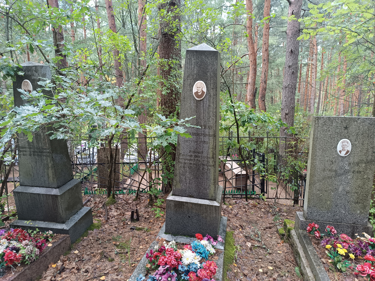 Могила семьи Емельяновых