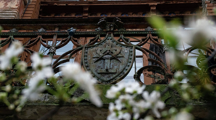 Монограмма, украшающая балкон дома архитектора Оскара Вегенера // Фото предоставлено Туристско-информационным центром Крыма