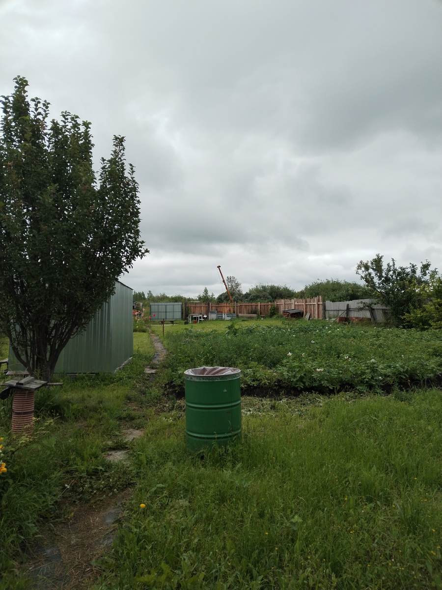 Устанавливается столб