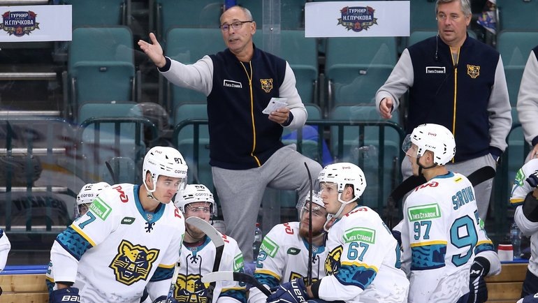    Главный тренер «Сочи» Сергей Зубов с командой.ХК «Сочи»