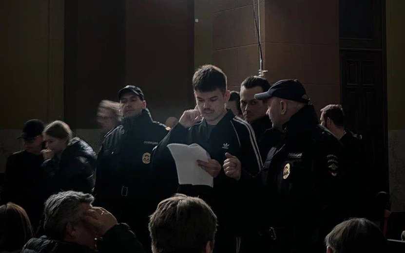  Алексей (в центре) на съемке. Фото: из Telegram-канала героя