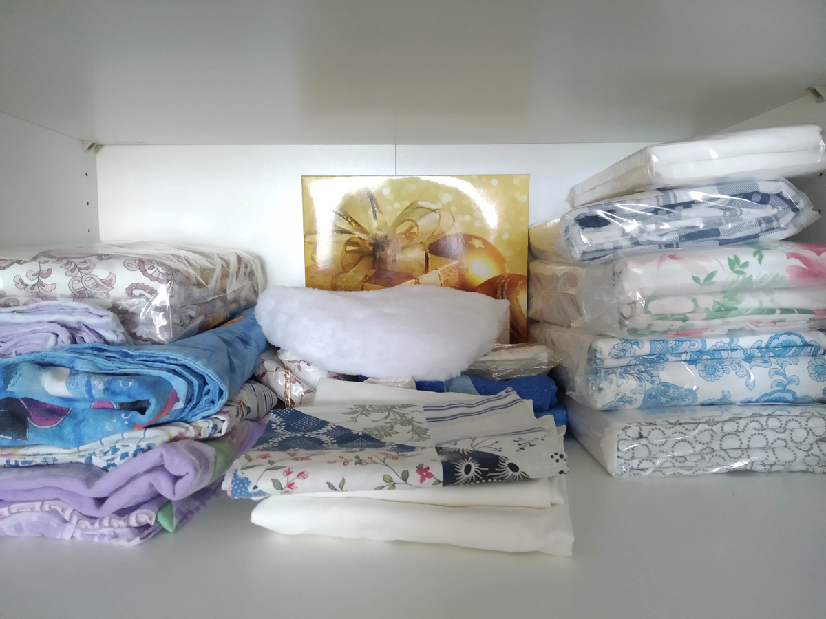 Это ещё не всё комплекты! Но простыней то нет!