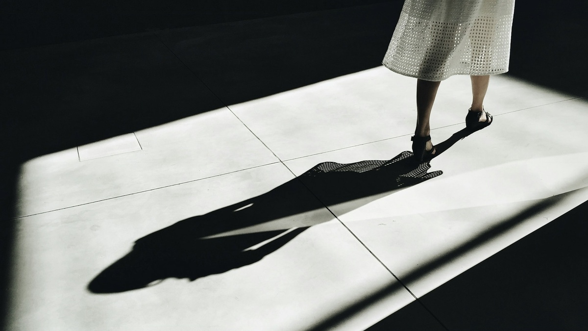 Источник: https://unsplash.com/photos/woman-walking-with-shadow-pirWeToS2mA