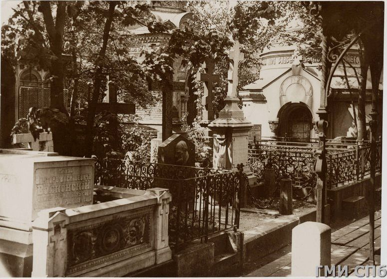 Свято-Троицкая Александро-Невская лавра. Тихвинское кладбище (Некрополь мастеров искусств). Фото 1930-е.  