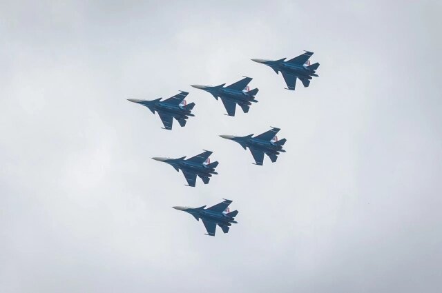    "Витязи" сделали над Барнаулом круг почёта. Фото:  АиФ/ Владимир Игнатов