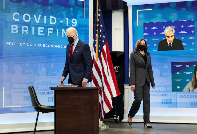 Президент США Джо Байден и вице-президент Камала Харрис присутствуют на встрече с членами группы реагирования Белого дома на COVID-19 в зале Южного суда комплекса Белого дома в Вашингтоне, США, 4 января 2022 года. REUTERS/Эвелин Хокштейн/Фото из архива