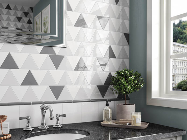 Кухня с керамической плиткой, включающей в себя геометрические фигуры.