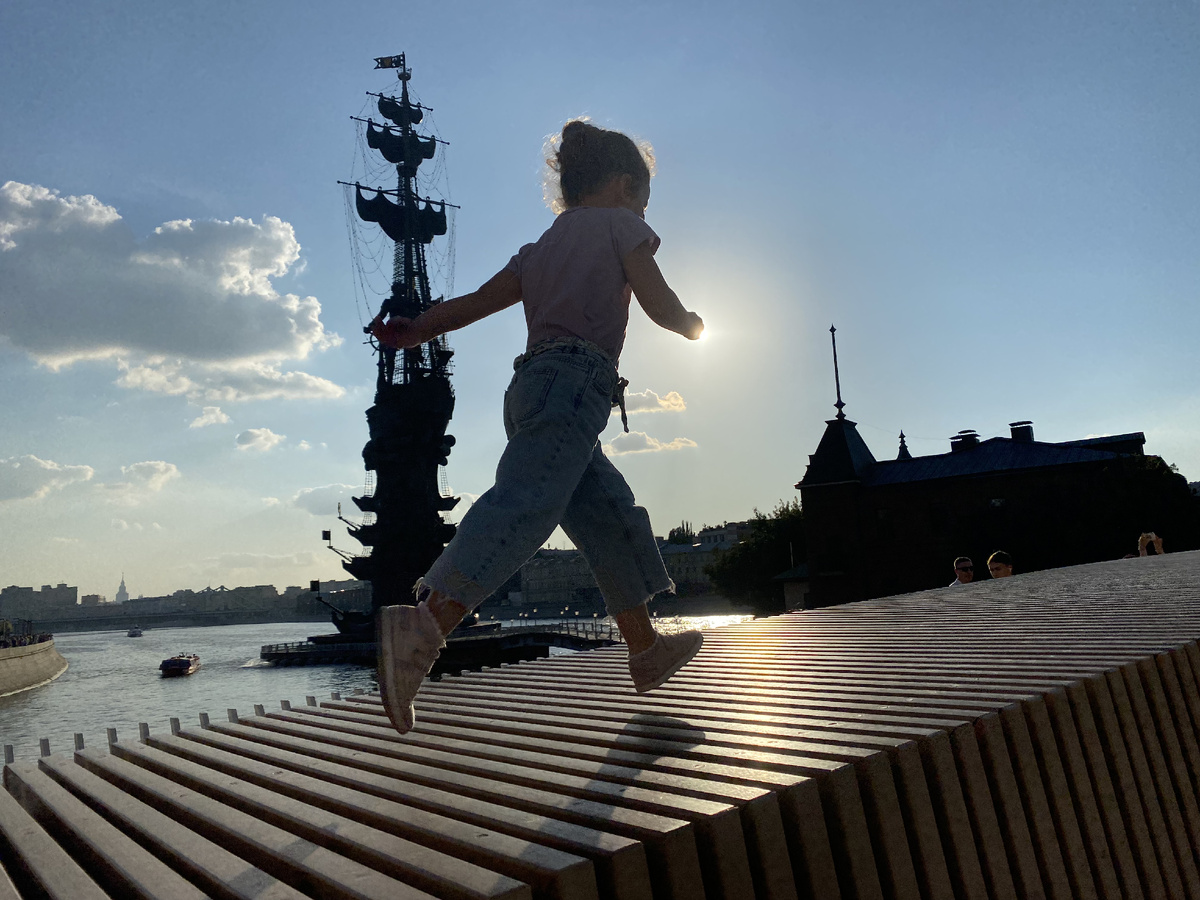 Маша радуется лету.