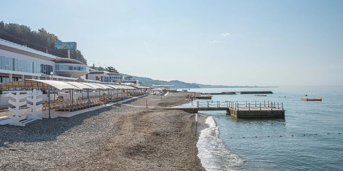    У некоторых отелей есть свои пляжи. Для тех, кто не проживает в комплексе, вход платный, фото: sputnikresort.ru