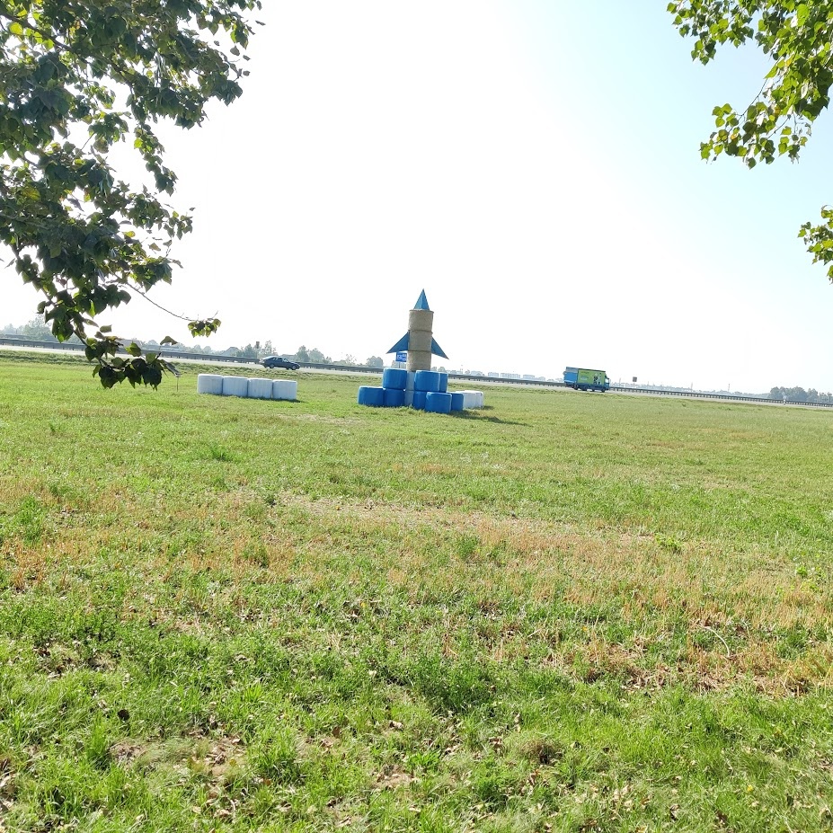 Композиция "Космос" из соломенных тюков.