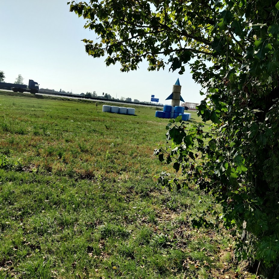 Композиция "Космос" из соломенных тюков.