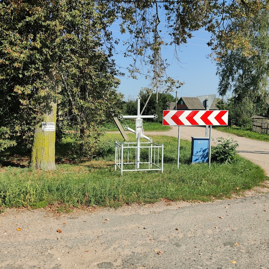 Крест на повороте в Серяги.