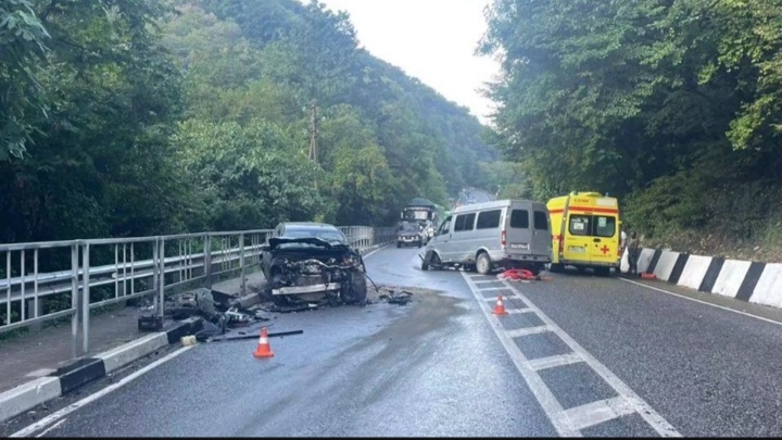 ДТП случилось в Лазаревском районе. Об этом стало известно 27 августа.По предварительной информации, водитель «Газели» ехал по трассе, когда не справился с управлением. Фургон на скорости вылетел на встречную полосу, по которой двигался Mercedes. Водитель легковушки вывернул руль в сторону, но было слишком поздно. Избежать столкновения не удалось.Машины врезались лоб в лоб. От мощного удара их отбросило в разные стороны. Судя по кадрам, передние части авто разбиты вдребезги. Запчасти от транспорта разбросаны по дороге.