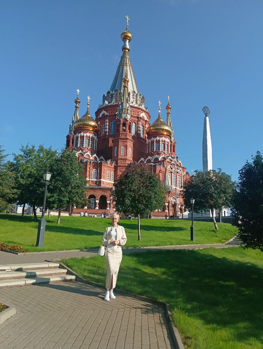 Я на фоне Михайловского собора в Ижевске