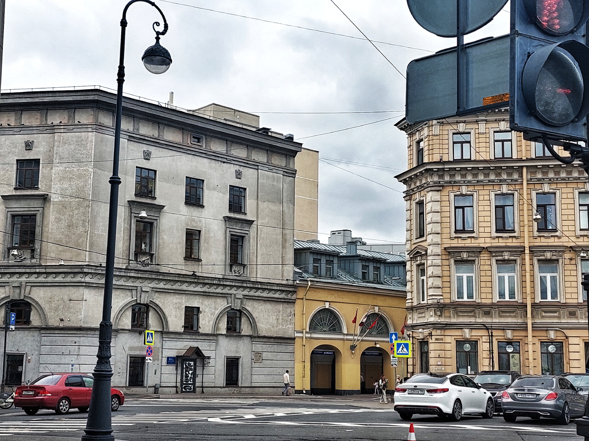 Отель на фото - вот это маленькое желтое здание