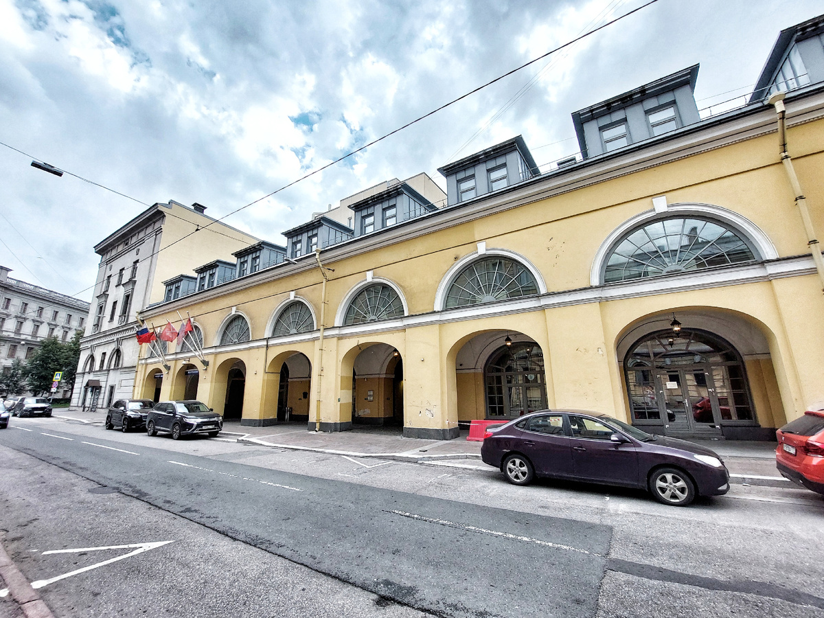 С улицы выглядит он так!