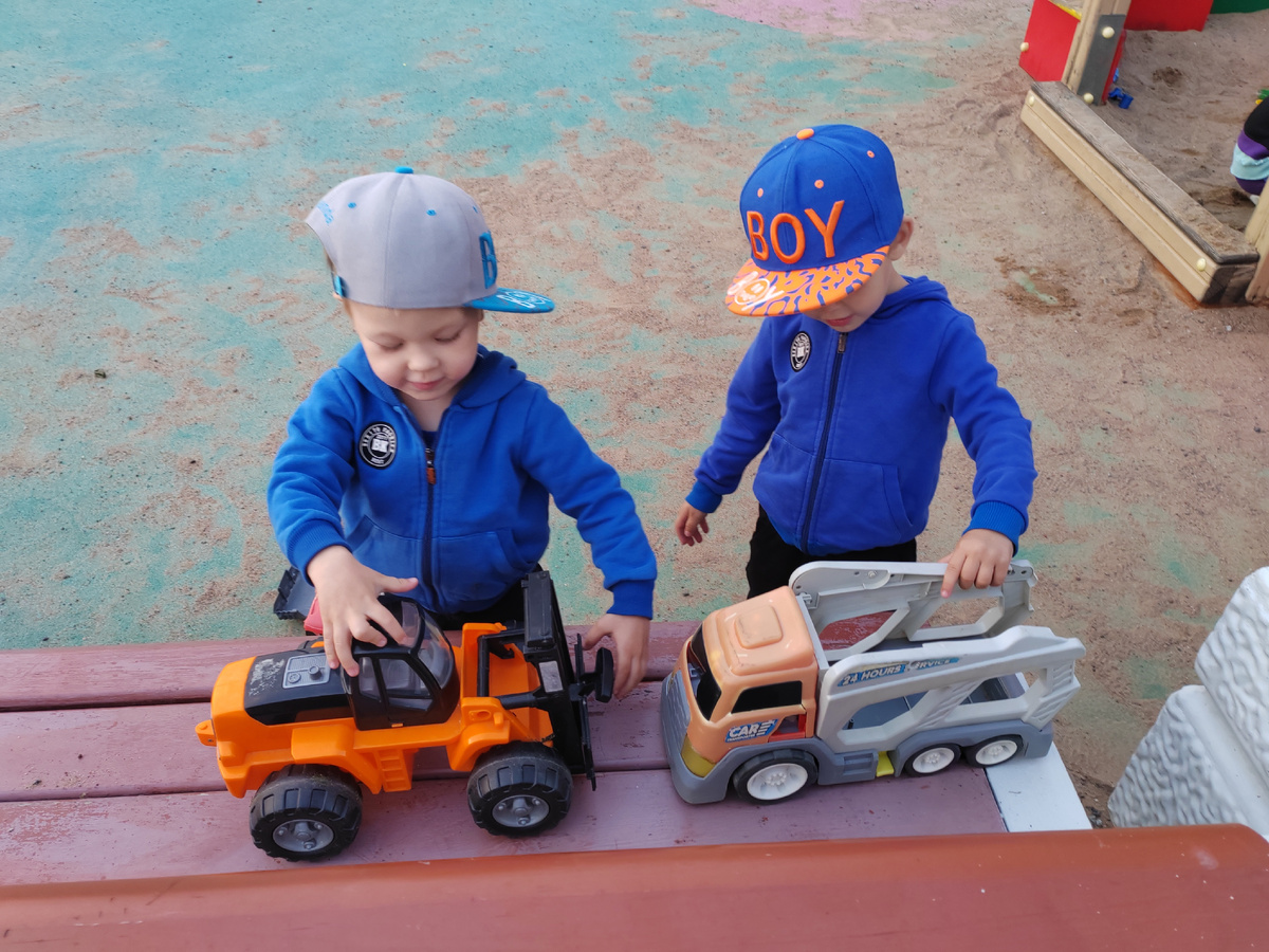 Парни на площадке