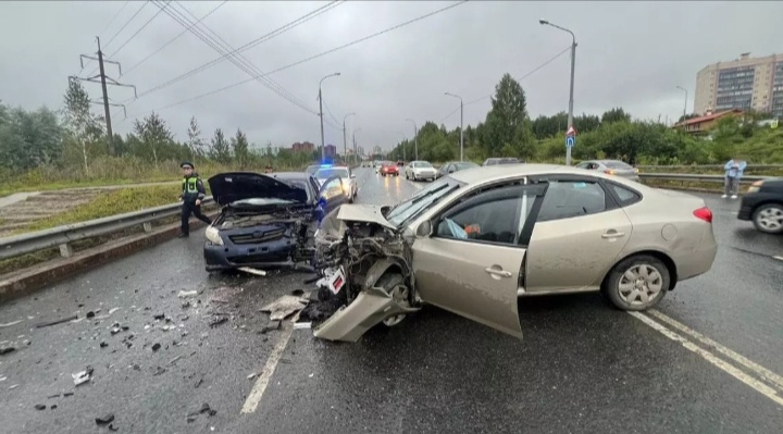 Сегодня утром, 27 августа, около 7:05 в Томске на улице Клюева, 44 произошло столкновение двух автомобилей: "Тойота" под управлением женщины 1993 года рождения и "Хендай", за рулем которого находился мужчина 1955 года рождения. В результате аварии оба водителя получили травмы и были доставлены в больницу для осмотра. Сейчас на месте работают сотрудники Госавтоинспекции, устанавливая причины и обстоятельства произошедшего. Госавтоинспекция Томской области напоминает водителям о необходимости быть внимательными и осторожными на дороге, соблюдать дистанцию и боковой интервал, а также выбирать скорость движения, соответствующую дорожным условиям