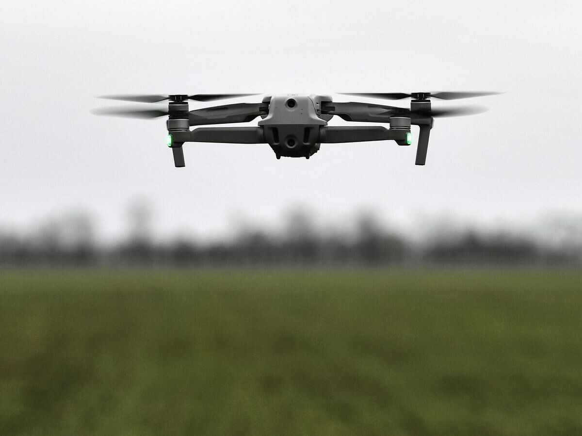    Квадрокоптер подразделений радиоэлектронной борьбы Южного военного округа во время выполнения боевых задач в ходе специальной военной операции© РИА Новости / Константин Михальчевский