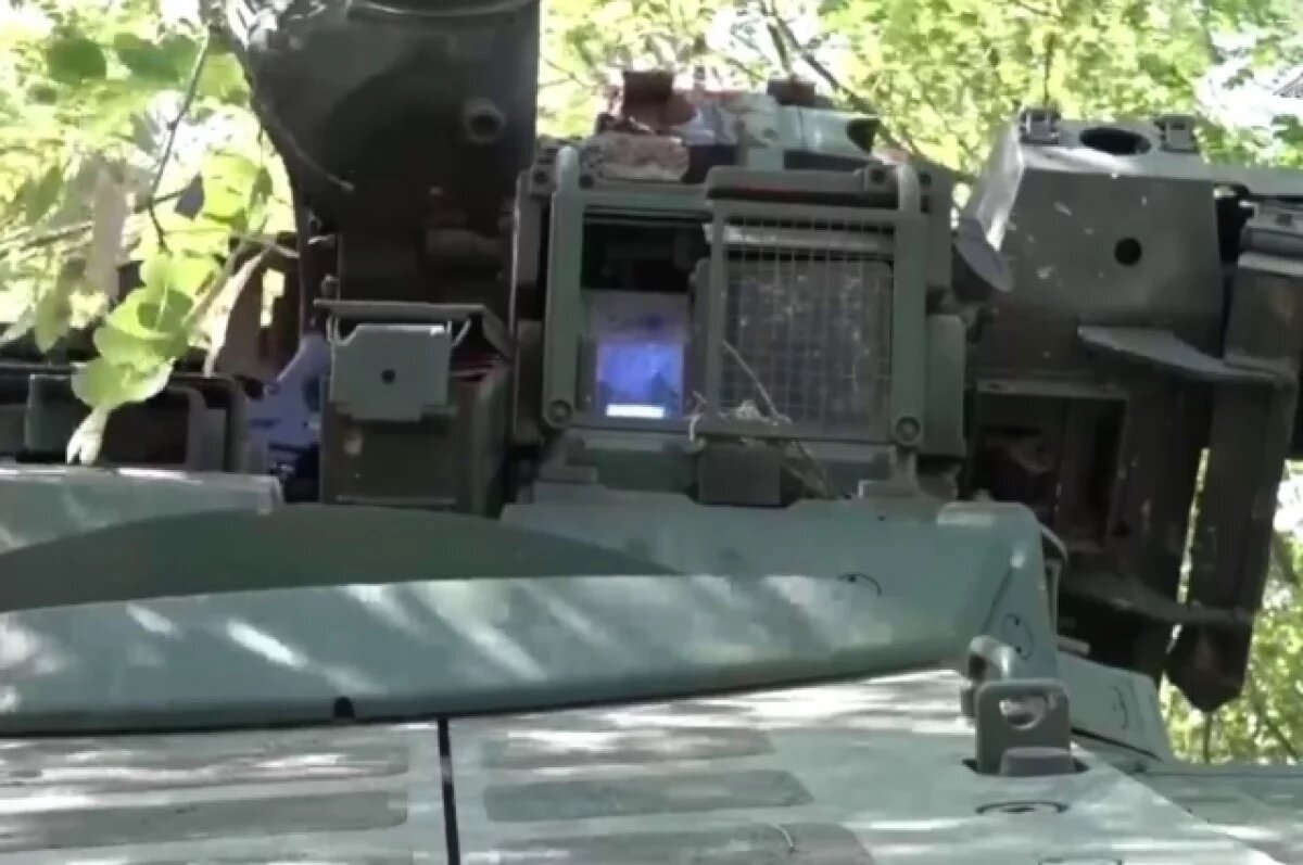    Боец ВС РФ сжег украинскую БМП, облив машину бензином