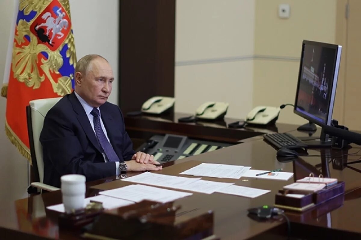    Путин похвалил астраханского губернатора за строительство школ и детсадов