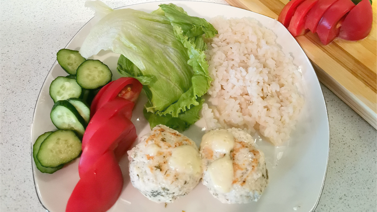 Обед на 448 калорий. "Котлеты с сыром и рисом"