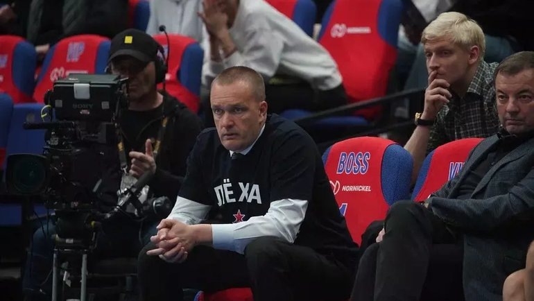    Андрей Ватутин и президент Единой лиги Сергей Кущенко.Михаил Сербин / БК ЦСКА