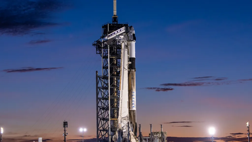 Ракета Falcon 9 компании SpaceX и капсула Crew Dragon для миссии астронавтов Polaris Dawn на стартовой площадке в Космическом центре имени Кеннеди НАСА во Флориде. (Изображение предоставлено компанией SpaceX)