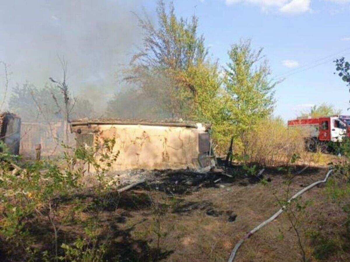    Ликвидация пожара в селе Журавка Воронежской области© МЧС Воронежской области/Telegram