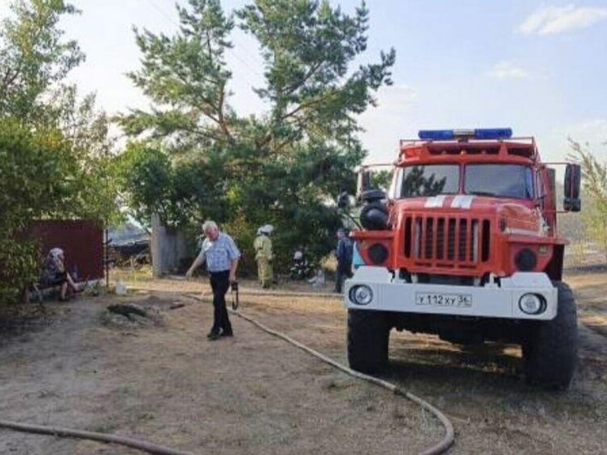    Ликвидация пожара в селе Журавка Воронежской области© МЧС Воронежской области/Telegram