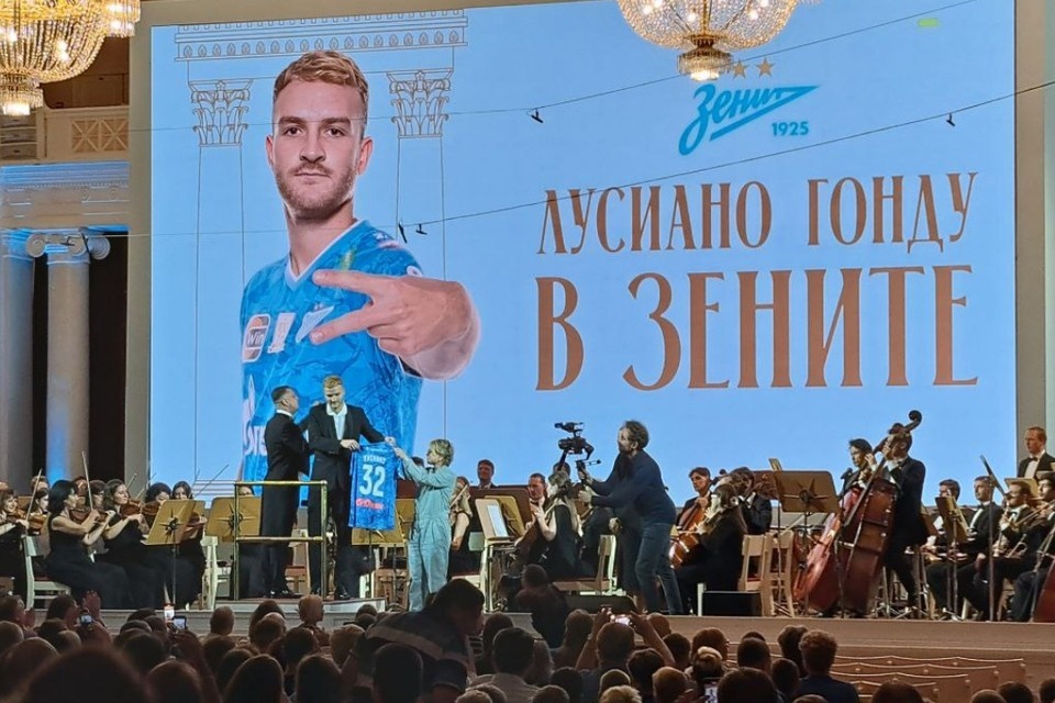    "Зенит" презентовал Гонду на выставке Кубка СССР в филармонии имени Д. Д. Шостаковича. Антон РАТНИКОВ