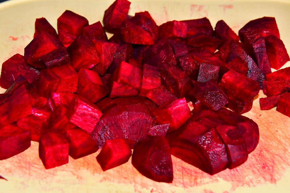 Нарезаем свеклу