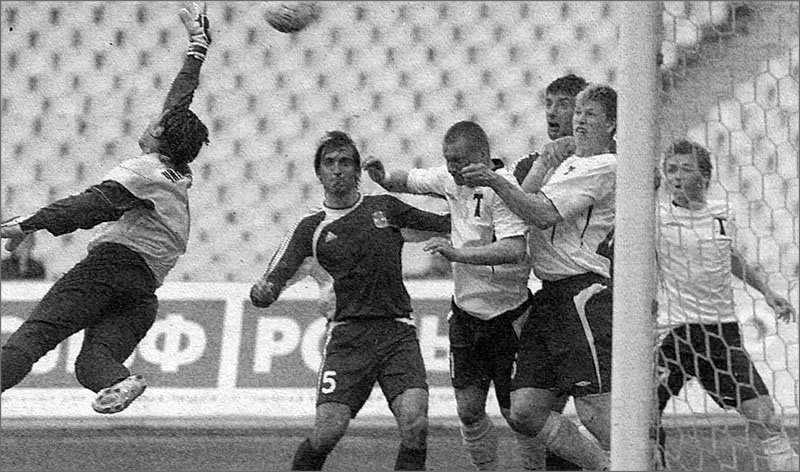 «Торпедо» - «Спартак» (Нальчик) - 2:0. Слева направо нальчане Александр Чихрадзе, Виталий Ланько (№5), торпедовец Александр Панов, нальчанин Миодраг Джудович, торпедовцы Денис Тумасян и Павел Мамаев.