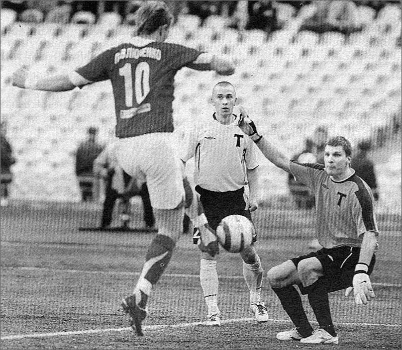 «Спартак» (Москва) - «Торпедо» - 2:0. Спартаковец Роман Павлюченко, торпедовцы Энар Яагер и Дмитрий Бородин.