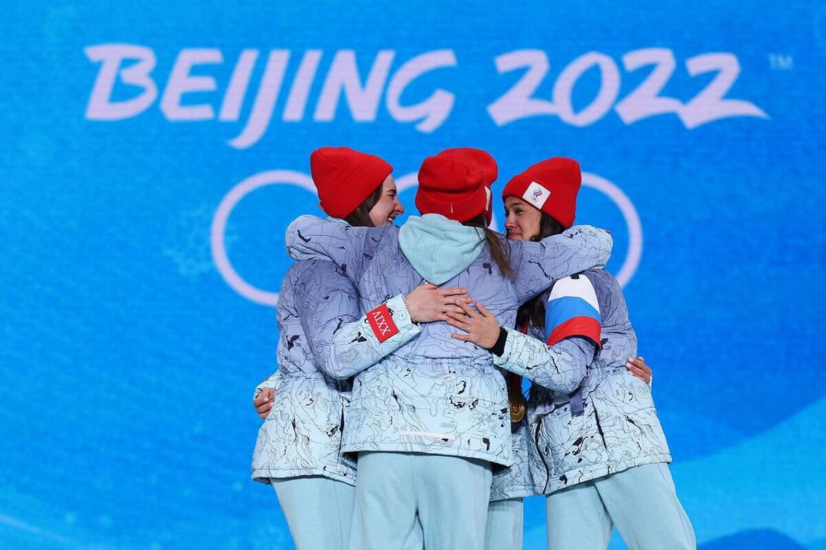 Наши чемпионки на церемонии награждения. Фото со страницы Вероники Степановой в Телеграм. 