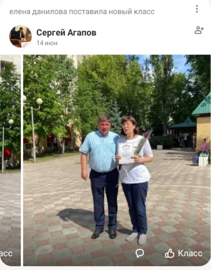 С сайта нашего министра ЗО. Мой пасхальный костюм. Там сзади таааакое декольте...