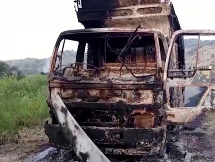 Сгоревший автомобиль после атаки боевиков ОАБ в Белуджистане