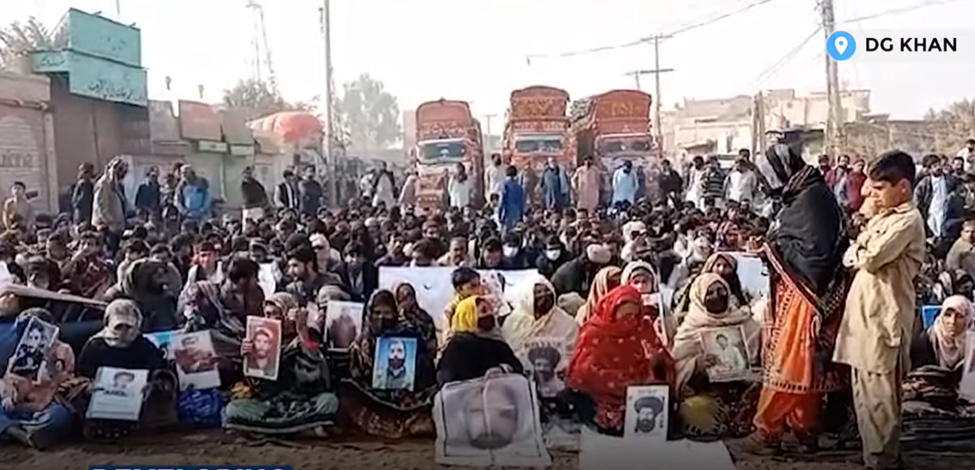 В дополнение к повстанческой войне, Белуджистан охватили мирные протесты, организованные Комитетом единства белуджей