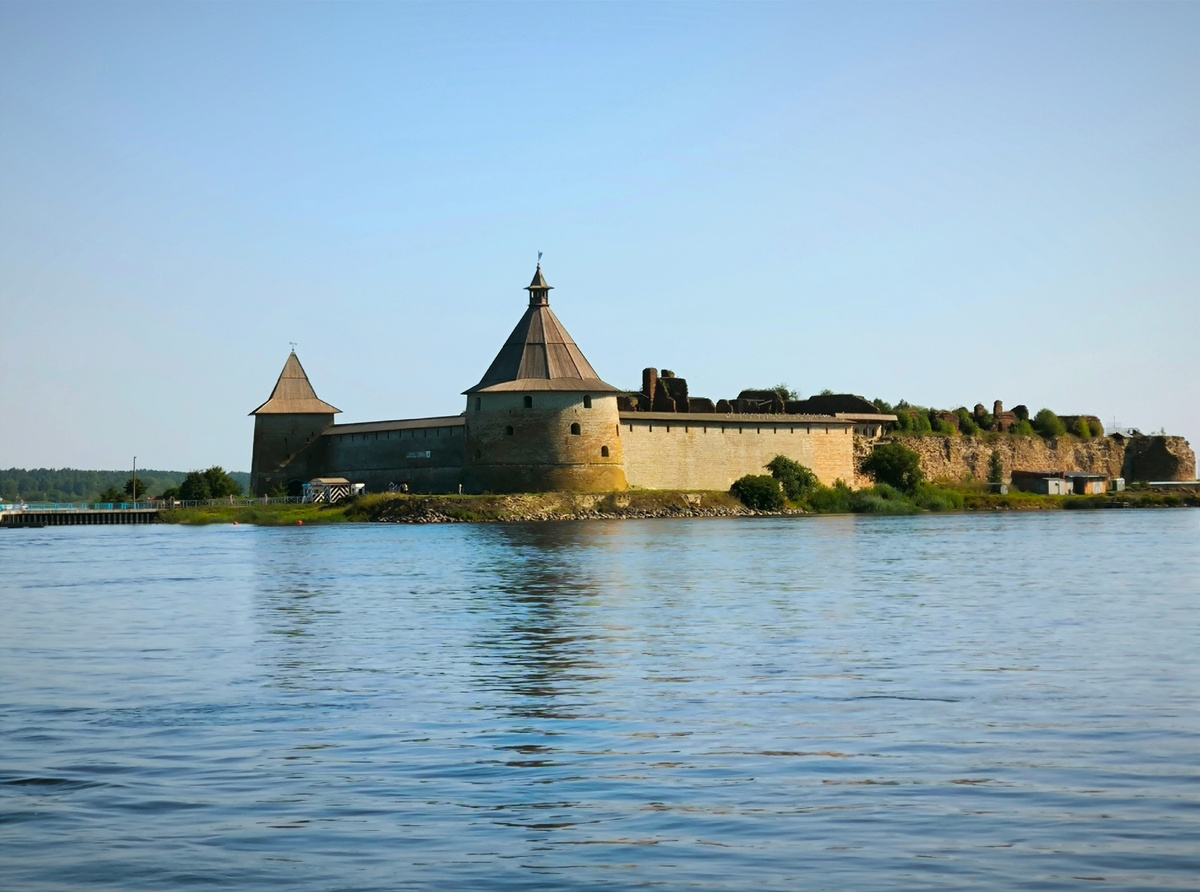 Крепость Орешек на Ореховом острове в истоке Невы из Ладоги, июль 2024