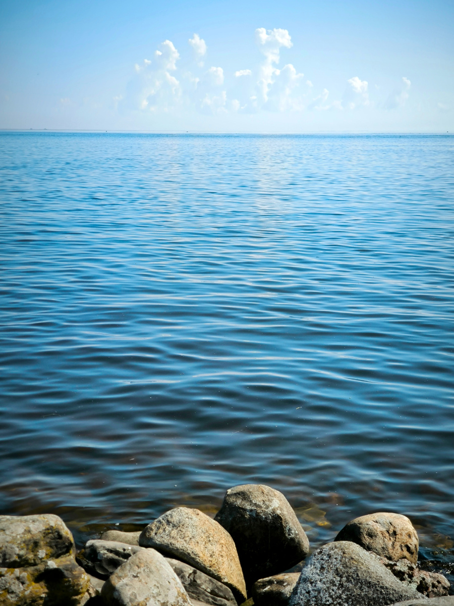 Ладога, штиль. Вид с восточной стороны острова